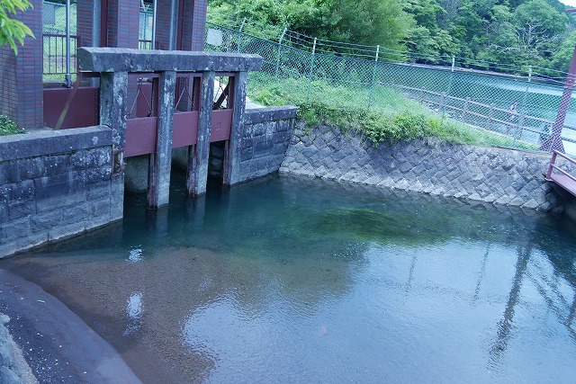 箱根用水取水口：湖水はすべて静岡側に流下する